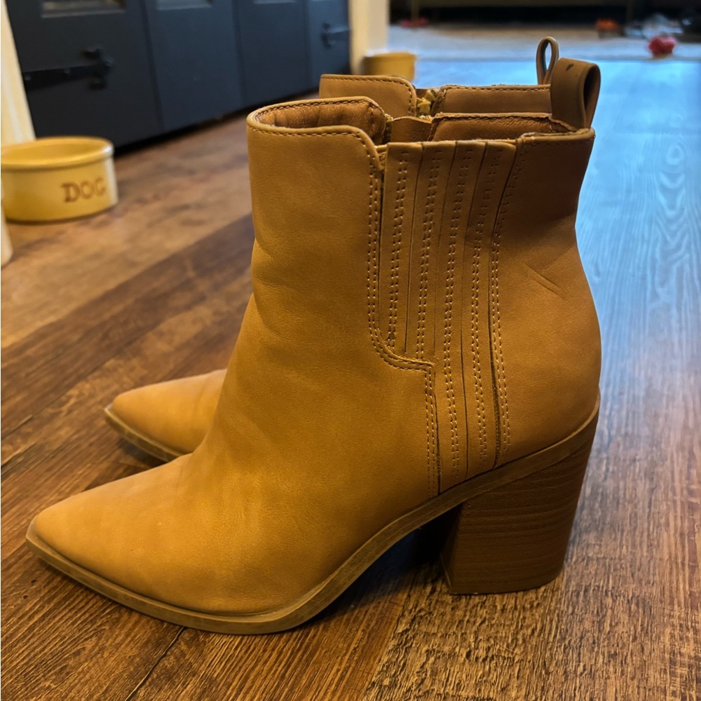 Universal Thread ankle booties tan size 6 1/2